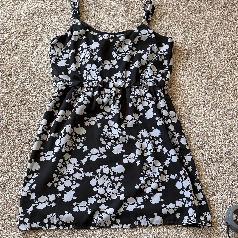 White House Black Market Black and White Dress - Picture 5 of 5